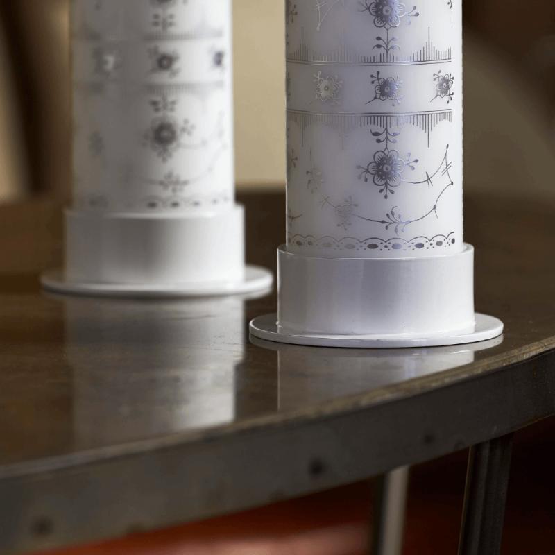 Elegant hvid cirkelstage til bloklys - Stilrent design