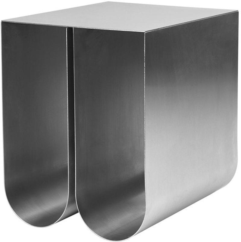 Kurvet Sølv Sidebord i Stål - Elegant og Tidsløst Design