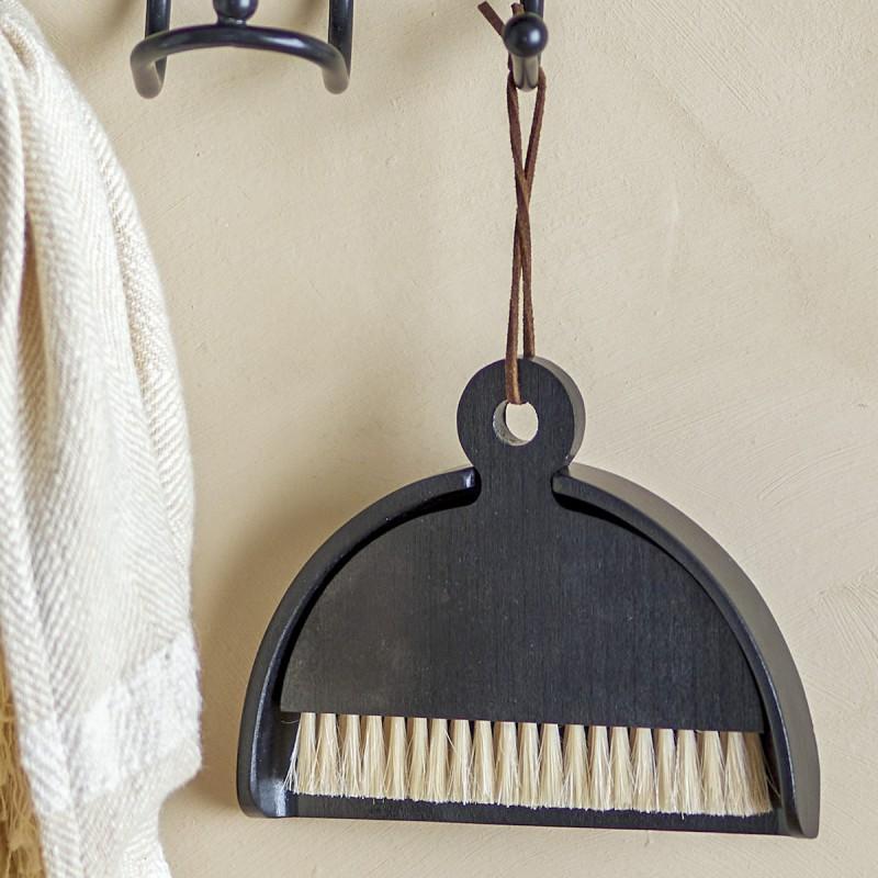 Fejebakke og kost i sort fra Bloomingville