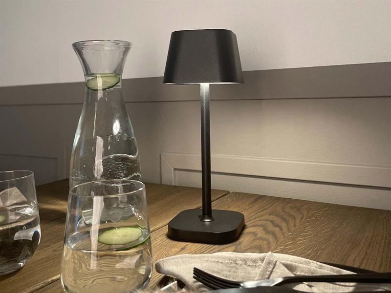 Isa Bordlampe i Sort Aluminium - Elegant Belysning