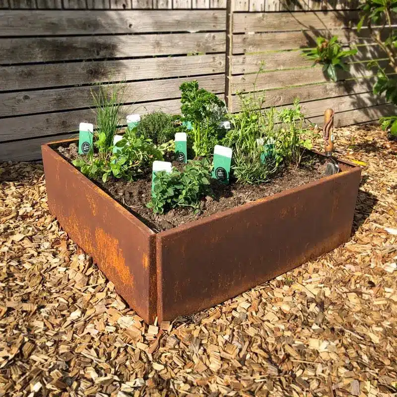 Freja Højbed Rustjern Kvadratisk 120x120   Med Sneglekant