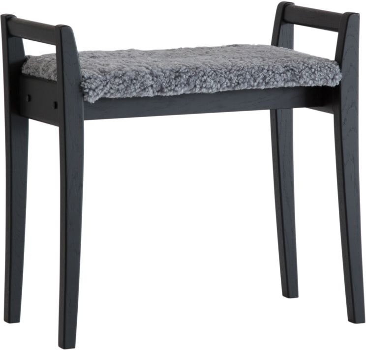 Skammel Oscarssons Möbel Meja   Sortbejdset Egetræ Med Lysegråt Fåreskind H56xb58xd33